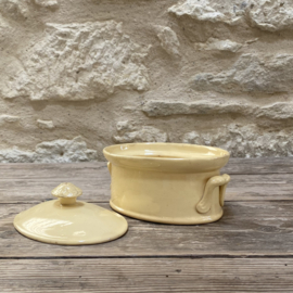 AW20111302 Antique French tureen size 7 in beautiful soft yellow.. stamp - Terre a Feu UC Sarreguemines - period: before 1895 has a small, stable hairline on the lid, otherwise in beautiful condition! Size: 17 cm long/ 7.5 cm high/12.5 cross section