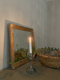 OV20110962 Antieke Franse 19de eeuwse spiegel. Profilering van de lijst is van hout met een pâte laag met sobere decoraties in sleetse kleuren. In prachtige staat! Afmeting: 54 cm hoog / 54 cm breed / +/- 4 cm dik. Alleen ophalen in winkel.