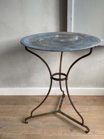 BU20110153 Antique French patio table with iron base and beautiful weathered zinc top. In beautiful condition! Perfect for outdoors, but also indoors. Size: 73 cm high / 59 cm cross section. Pick up in store only!