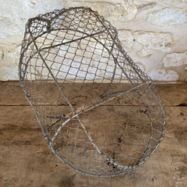 BU20110182 Oude Franse draadgaas oogstmand met houten handvat in mooi verweerde staat, zie foto's voor details. Afmeting: 52,5 cm lang /  15,5 cm hoog (tot hengsel) / 28,5 cm hoog (t/m hengsel) /  32,5 cm doorsnede