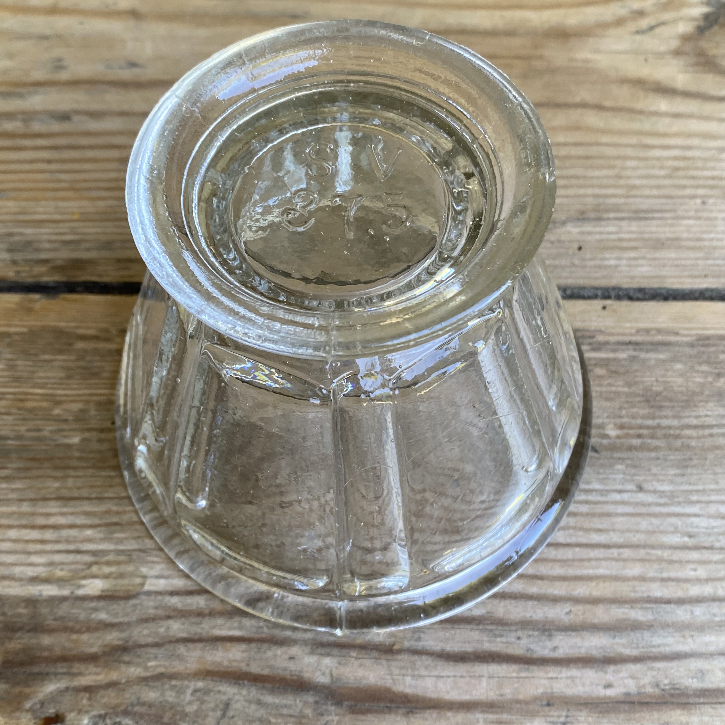 OV20111065 Antique French confiture jar on foot of mouth-blown glass, missing a minimal chip on the rim at the bottom (see photos for details), otherwise in beautiful condition! Size: 9 cm high / 11.5 cm cross section