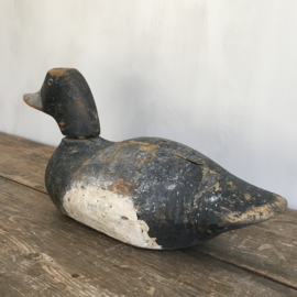 OV20110600 Antique wooden French decoy duck in weathered gray tones and in beautiful condition! Size: 32 cm. long / 16 cm. high.