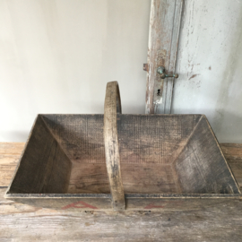 OV20110523 Old French wooden grape picking basket in beautiful condition! Dimensions: 14 cm. high / 48 cm. long / 30.5 wide.