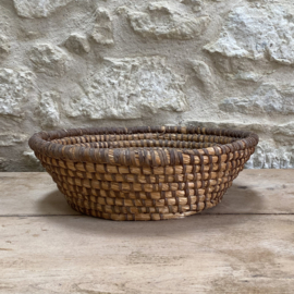 OV20111094 Old French bread basket made of woven straw in beautiful condition! Size: cm diameter / cm height