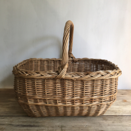 OV20110607 Old French wicker basket, hand woven and in beautiful condition! Size: 39 cm. long / 19.5 cm. high / 30 cm. wide.