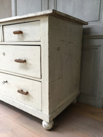 OV20110622 Old Swedish chest of drawers with presumably bone handles. In beautiful condition and original worn creamy white color. Size: 1 mtr. long / 54 cm. deep / 77 cm. high. Pick up or delivery only for a fee.