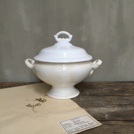 AW20110746 Antique Belgian tureen stamp -B F Boch Fréres - period: 1887-1910 in beautiful condition! The tureen is beautifully buttered, the lid has been used little and is still pure white / Size: 26.5 cm. high (up to the handle)/ 22.5 cm. cross section.