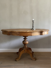 OV20110738 Antieke Franse tafel Napoleon style periode: 1850-1880 met 2 lades in prachtige originele staat! Houtsoort: naaldhout en populier, Afmeting: 71,5 cm. hoog / 117 cm. lang / 72 cm. diep. Alleen ophalen of bezorgen binnen NL.