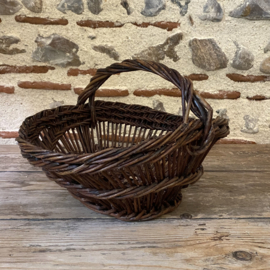 BU20110174 Oud Frans oogstmandje op traditionele wijze gevlochten van wilgenteen in prachtige staat! Afmeting: 32 cm lang /  24,5 cm breed / 13,5 cm hoog (tot het hengsel)
