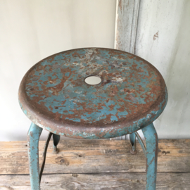 OV20110467 Tough old metal studio stool from Paris. Beautiful blue patina in very beautiful condition! Dimensions: 55 cm. high / 37.5 cm. section. Pickup only.