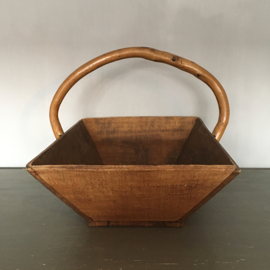OV20110712 Large old French picking basket in beautiful condition! Dimensions: 53.5 cm. long / 34.5 wide / 31 cm. high (to handle)