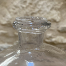 OV20111076 Antieke Franse vliegenvanger van mond geblazen glas. Het glas is wat verweerd door de tijd, maar  verder in perfecte staat! Periode: 19de eeuw. Afmeting:  17 cm hoog /  16 cm doorsnede (over de buik gemeten)