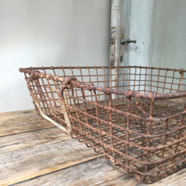 OV20110466 Old French iron oyster basket in low model and in beautiful weathered condition! Dimensions: 53.5 cm. long / 47.5 cm. wide / 14.5 cm. high.