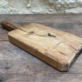 OV20111098 Oude Franse rustieke houten broodplank in prachtige doorleefde staat! Afmeting: 45 cm lang (inclusief greep) / 30,5 cm lang (exclusief greep) / 17,5 cm breed / 4 cm dik