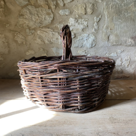 BU20110188 Old French rustic fruit harvest basket made of woven wicker in beautiful condition! Size: 18.5 cm high (to handle) / 32 cm high (including handle) / 41 cm cross section.