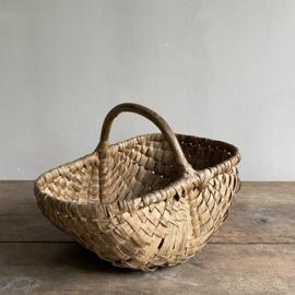 BU20110166 Oud Frans oogstmandje voor paddestoelen in prachtige staat! Afmeting: 31,5 cm lang / 22 cm breed / 11,5 cm hoog (tot hengsel) /  18,5 cm (t/m hengsel)