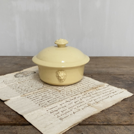 AW20110524 (C) Antique French pâté pot, stamp - Terre a Feu UC Sarreguemines - period: before 1895 in soft yellow color. Misses a chip on the edge of the lid (see photo) further in beautiful condition! Dimensions: 4 cm. high / 10 cm. cross section