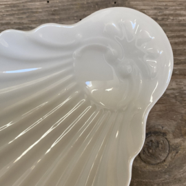 AW20111308 Old French porcelain serving dish stamped - Limoges France in beautiful condition! Size: 21.5 cm long / 12 cm cross section / +/- 3.5 cm high