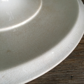 AW20110724 Oud Belgisch taartplateau stempel - Villeroy & Boch periode: in prachtig beboterd en gecraqueleerde staat! Afmeting: 10 cm. hoog / 32,5 cm. doorsnede