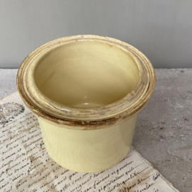 AW20110912 Antique French paté jar in soft yellow - marked - in beautiful condition! Size: 10 cm. high / 12 cm. cross section