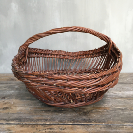 BU20110090 Old French picking basket made of willow branches in beautiful condition! Size: 23.5 cm. high / 57 cm. long / 43 cm. cross section.