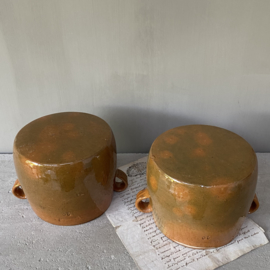 AW20110951 Two old French rustic cooking pots in beautiful condition! Size: 12.5 cm. high / 13 cm. cross section (up to the ears) Mentioned price is per piece.