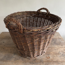 BU20110161 Large old French harvest basket made of woven willow in beautiful condition! Perfect for indoor and outdoor use. Size: 37.5 cm high / 51 cm cross section. Store pick up only.