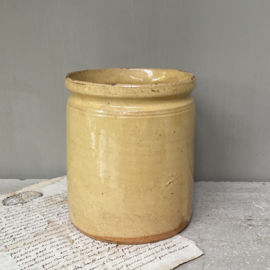 AW20110900 Large antique French confiture jar glazed yellow. Has a hairline on the edge (see photo 4), otherwise in beautiful condition! Size 16 cm. high / 13.5 cm. cross section