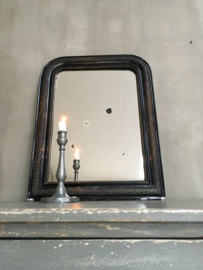 OV20110707 Antieke Franse spiegel Louis Philippe stijl spiegel met origineel prachtig verweerd spiegelglas. Profilering lijst van hout met pâtelaag in sleets zwart. Periode: 19de eeuw. Afmeting: 66,5 cm/ hoog / 51 cm. breed. Alleen ophalen.