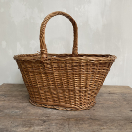 BU20110106 Grote oude Franse boodschappen mand van gevlochten riet perfect voor dagelijks gebruik. In prachtige staat! Afmeting: 26 cm. hoog (tot hengsel) en 48 cm. hoog (t/m hengsel) / 56 cm. lang / 35 cm. breed.