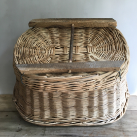 OV20110617 Old French vineyard basket in beautiful condition! / Size: 66.5 cm. long / 37.5 cm. high / 52 cm. wide. Pick up preferred.