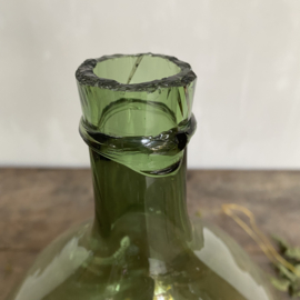 BU20110117 Kleine oude Franse (in mal geblazen)  wijnfles - dame Jeanne - met traditioneel afgeslagen hals, inhoud: 6 liter in prachtige staat. Afmeting: 33 cm. hoog / 21 cm. doorsnede (over de buik gemeten)