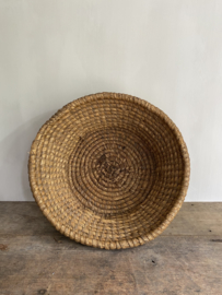 OV20110757 Old French olive harvest basket of woven straw in beautiful weathered condition! Size : 38.5 cm. cross section  / 14 cm. high