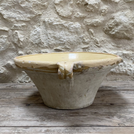 AW20111325 Antique Southern French Grésalle in beautiful soft yellow.... period: 19th century. Damage near the spout due to age, but otherwise in beautifully weathered condition! Size: 45 cm cross section / 21.5 cm high.
