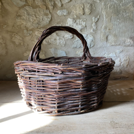 BU20110188 Old French rustic fruit harvest basket made of woven wicker in beautiful condition! Size: 18.5 cm high (to handle) / 32 cm high (including handle) / 41 cm cross section.