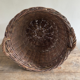 BU20110161 Large old French harvest basket made of woven willow in beautiful condition! Perfect for indoor and outdoor use. Size: 37.5 cm high / 51 cm cross section. Store pick up only.