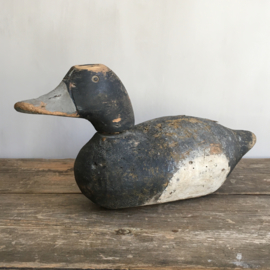 OV20110600 Antique wooden French decoy duck in weathered gray tones and in beautiful condition! Size: 32 cm. long / 16 cm. high.