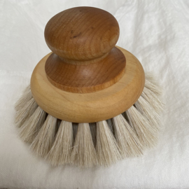 IH002 Bath brush with knob in oil treated maple and horsehair.