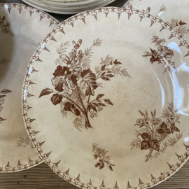 AW20111294 Set of 12 antique French dessert plates stamped - Flore U et C Sarreguemines in beautiful, lightly stained condition! Size: 20 cm cross section.