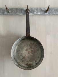 OV20110948 Antique French heavy duty copper pan with hand forged handle and rivets in beautifully weathered condition! Size: 23 cm cross section / 6.5 cm high / length: handle: 20 cm
