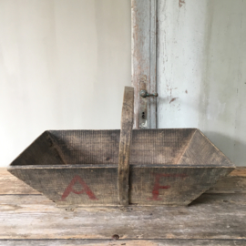 OV20110523 Old French wooden grape picking basket in beautiful condition! Dimensions: 14 cm. high / 48 cm. long / 30.5 wide.