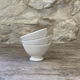 AW20111315 Set of 3 old French café bowls stamped - Gien France - period: 1960-1971 one is missing a minimal chip (see photo for details) otherwise all three in beautiful condition! Size: 6 cm high / 11 cm cross section