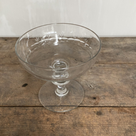 OV20110884 Large old French crystal serving dish on foot in beautiful condition! Size: 18.5 cm high / 20 cm cross section.