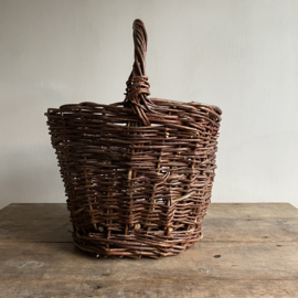 BU20110170 Old French rustic harvest basket made of woven willow wicker in beautiful condition! Size: 31 cm high (up to handle) / +/- 48 cm high (including handle) / 39 cm cross section