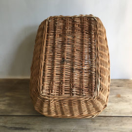 OV20110607 Old French wicker basket, hand woven and in beautiful condition! Size: 39 cm. long / 19.5 cm. high / 30 cm. wide.