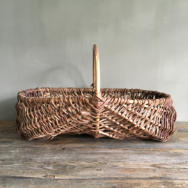 OV20110659 Old French picking basket made of willow branches in beautiful condition! Size: 18 cm. high (up to handle) / 56 cm. long / 37 cm. wide.