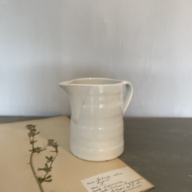 AW20110857 Old Belgian milk jug 1 liter stamp - Boch Frères La Louviére - period: 1950-1959. Bottom 3 minimal chips, (see photos) practically invisible on the outside ..., otherwise in beautiful condition! Size: 15 cm. high / 10 cm. cross section