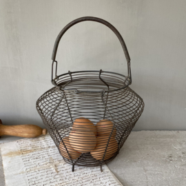 OV20110214 Old Belgian "Fil de Fer" egg basket in beautiful condition! Size: 16 cm. high (to handle) / 14 cm. cross section.