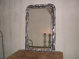 OV20110114 Grote 19de eeuwse Franse spiegel. Profilering van de lijst is van hout met een pate laag in mooi verweerde staat. Afmeting: +/- 1 mtr. hoog 68 cm. breed. Alleen ophalen.