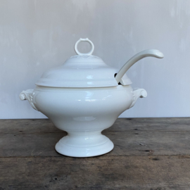 AW20111057 Old Dutch soup tureen complete with ladle stamp - Societé Céramique Maestricht period: 1900-1957 in beautiful condition! Size: 28.5 cm high (up to the handle of the lid) / 22.5 cm cross section / spoon: 30 cm long.